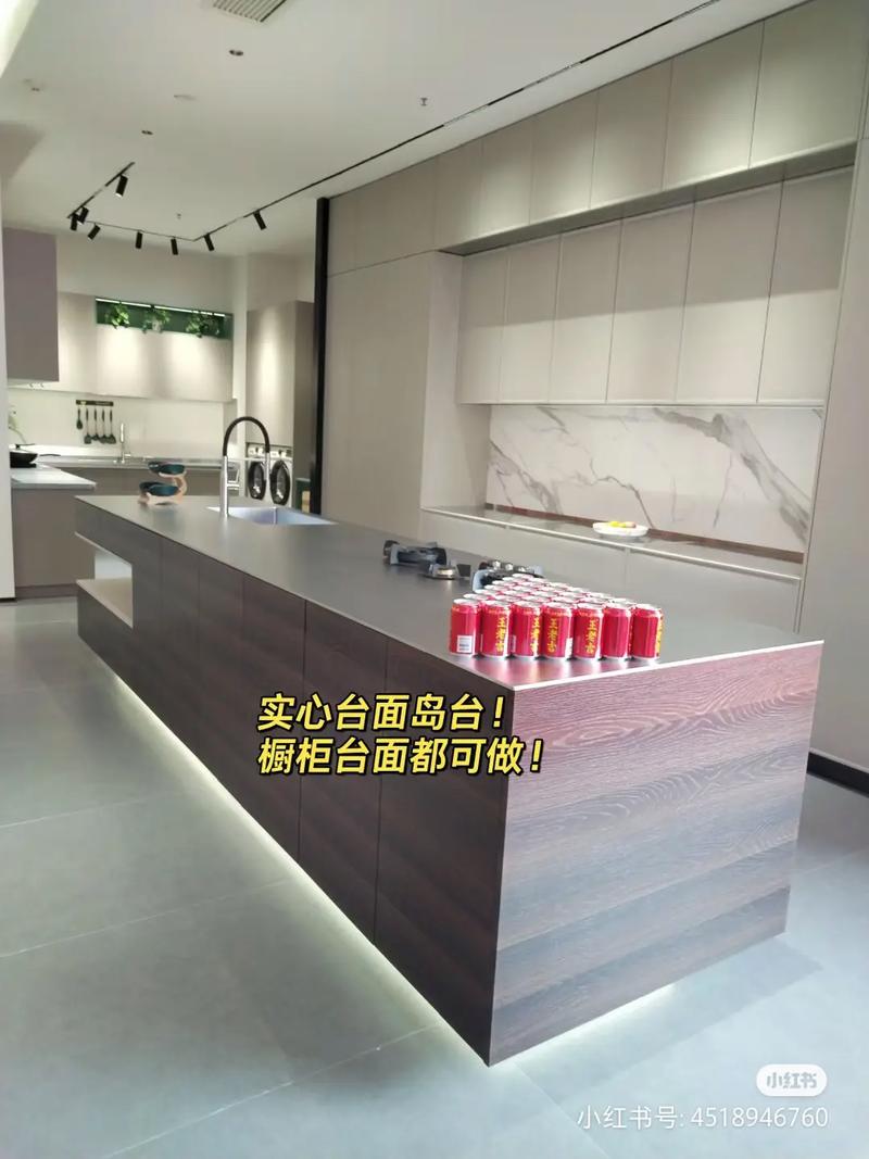不锈钢橱柜与实心岛台 重塑现代厨房的定制美学