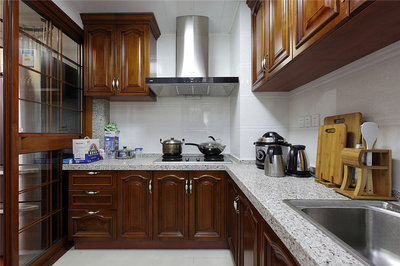 中式装修风格厨房橱柜装饰效果图 五金交电的巧妙融合